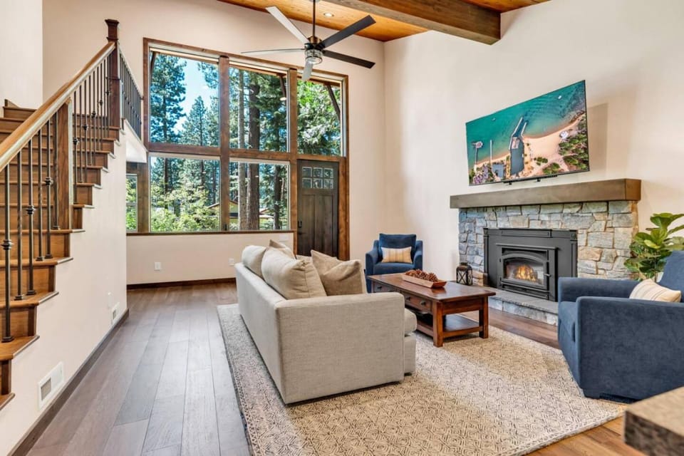 Little Bridge Lodge - Storybook Stateline Oasis House in Round Hill Village