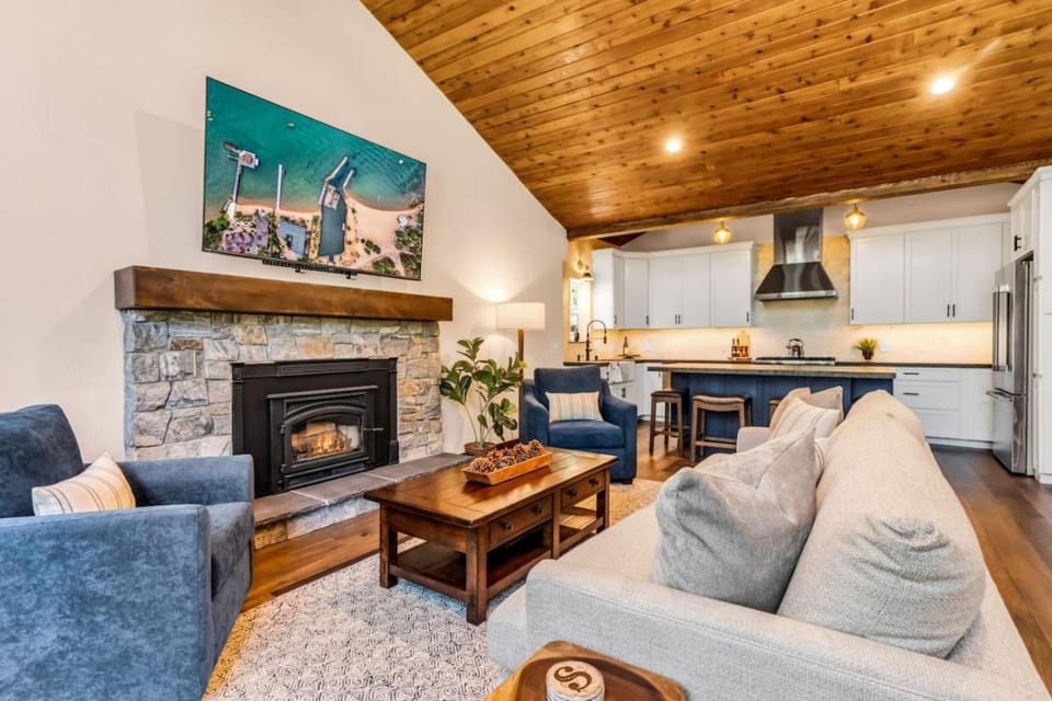 Little Bridge Lodge - Storybook Stateline Oasis House in Round Hill Village