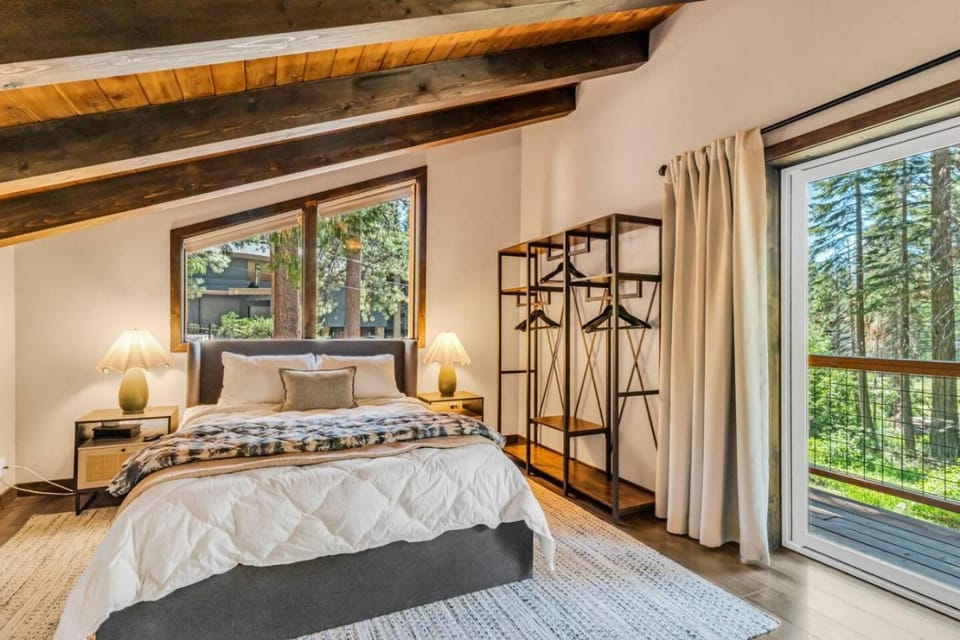 Little Bridge Lodge - Storybook Stateline Oasis House in Round Hill Village