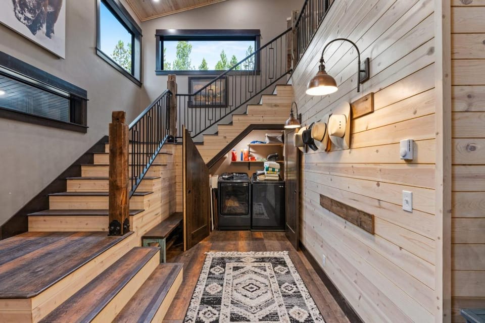 Copper Cowboy - Luxury Lodge, Private Dock, Hot Tub, Games House in Island Park