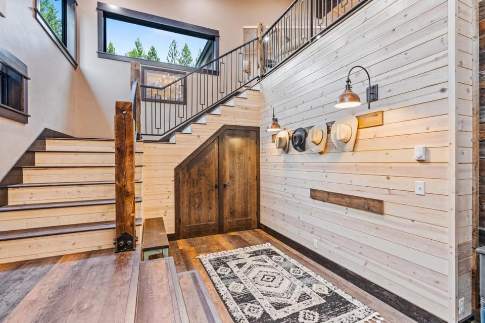 Copper Cowboy - Luxury Lodge, Private Dock, Hot Tub, Games House in Island Park