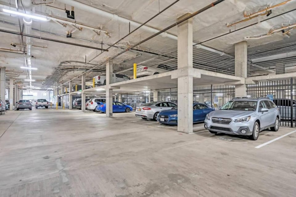 Queen City Breeze - Parking, Pool, Walkable Apartment in Charlotte