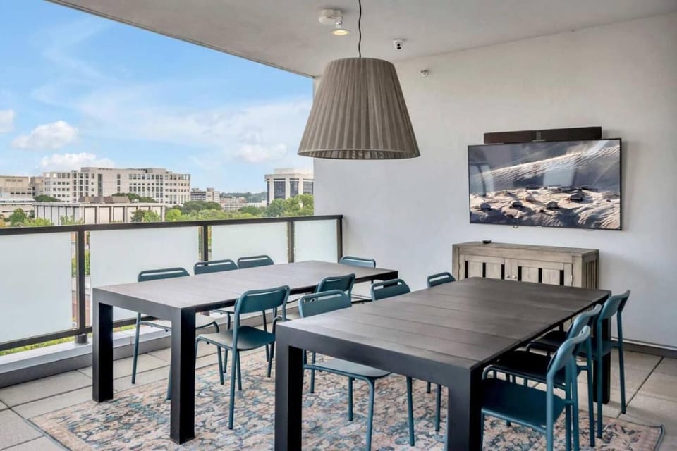 Queen City Breeze - Parking, Pool, Walkable Apartment in Charlotte