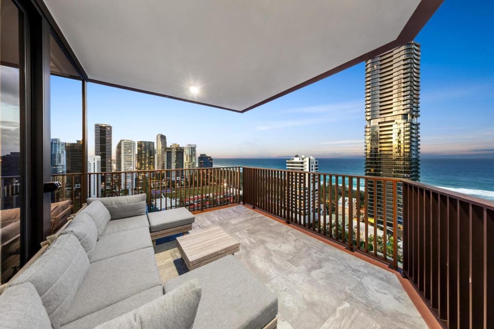 4 Bed Apartment with Sparkling Views of Gold Coast Apartment in Mermaid Beach