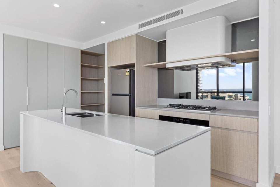 Modern 3 Bedroom Stay by the Coral Sea Apartment in Mermaid Beach