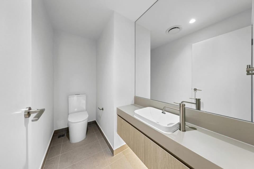 Modern 3 Bedroom Stay by the Coral Sea Apartment in Mermaid Beach