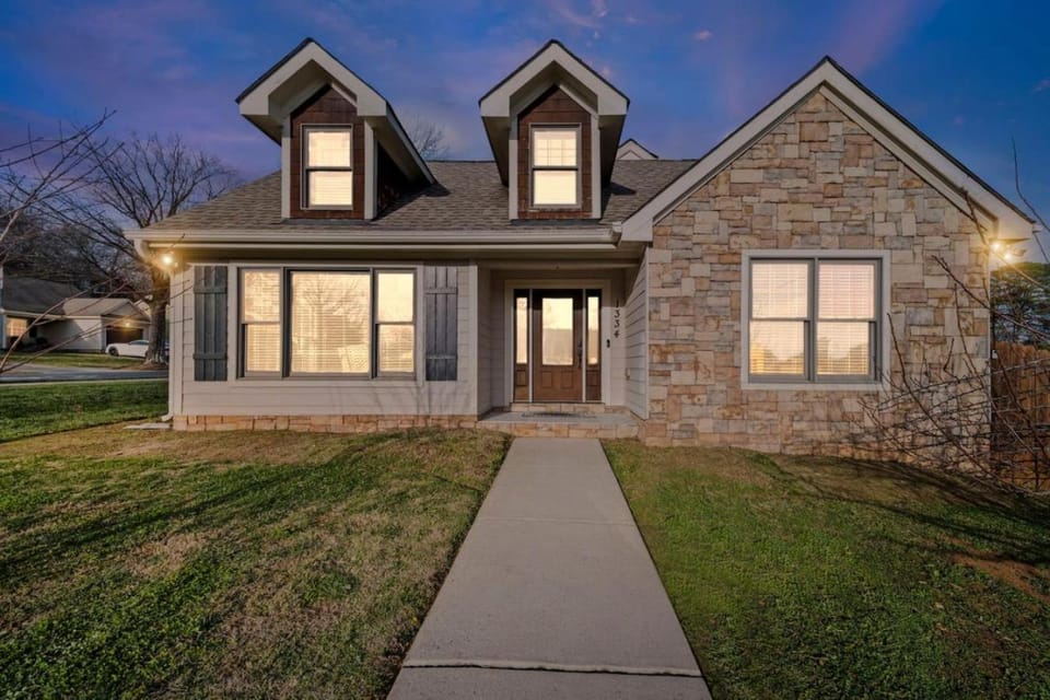 Rest and Rally Retreat 5BR (7 beds) Skyline Views House in Charlotte