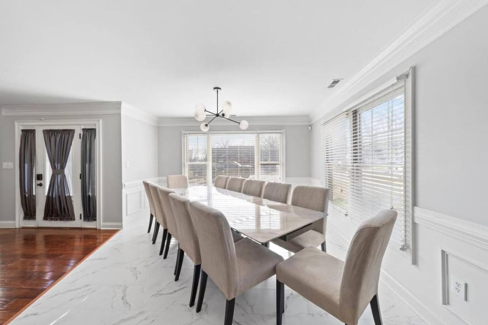 Rest and Rally Retreat 5BR (7 beds) Skyline Views House in Charlotte
