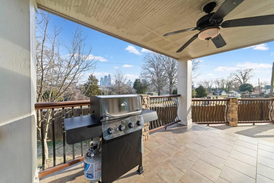 Rest and Rally Retreat 5BR (7 beds) Skyline Views House in Charlotte