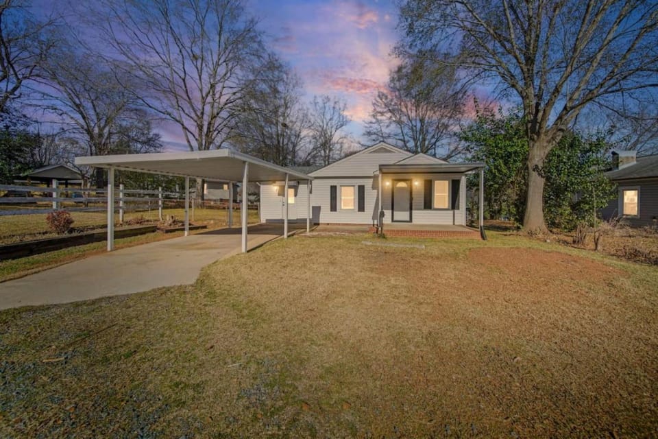 2BR Cozy Belmont Getaway Fire Pit River District House in Belmont