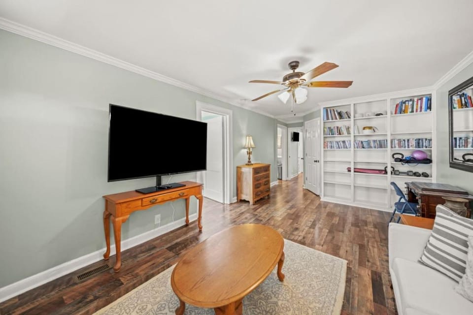 2BR Cozy Belmont Getaway Fire Pit River District House in Belmont