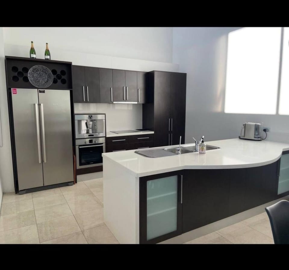 Sea Breeze Waterfront Retreat - Wallaroo Marina Frontage House in Wallaroo