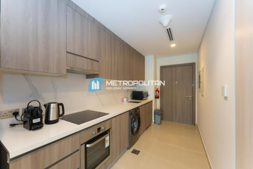 Kitchen or kitchenette, oven