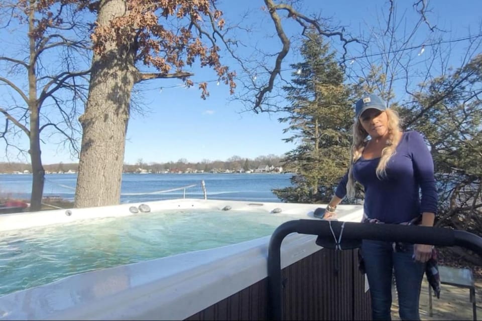 Poolside Half Suite Cottage Studio Kyak Spa Game House in Michigan
