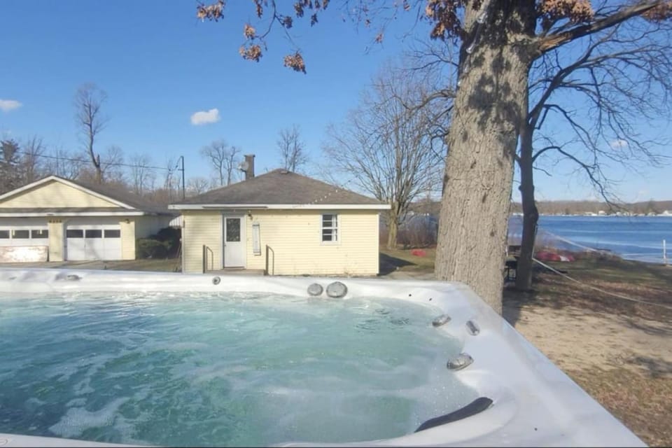 Campau Lake Sunshine Cottage with Tiki game house 4 King Beds House in Michigan