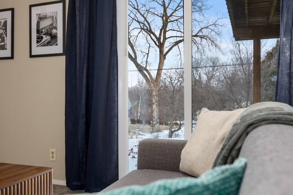 Midterm Stay Gem - Near Downtown with Workspace House in Peoria