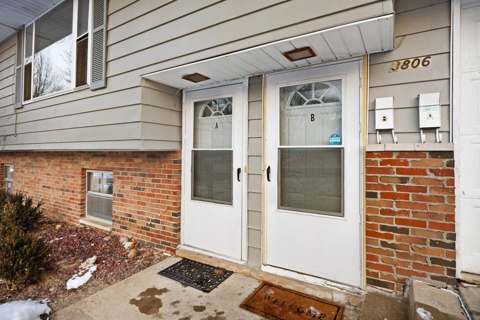Midterm Stay Gem - Near Downtown with Workspace House in Peoria