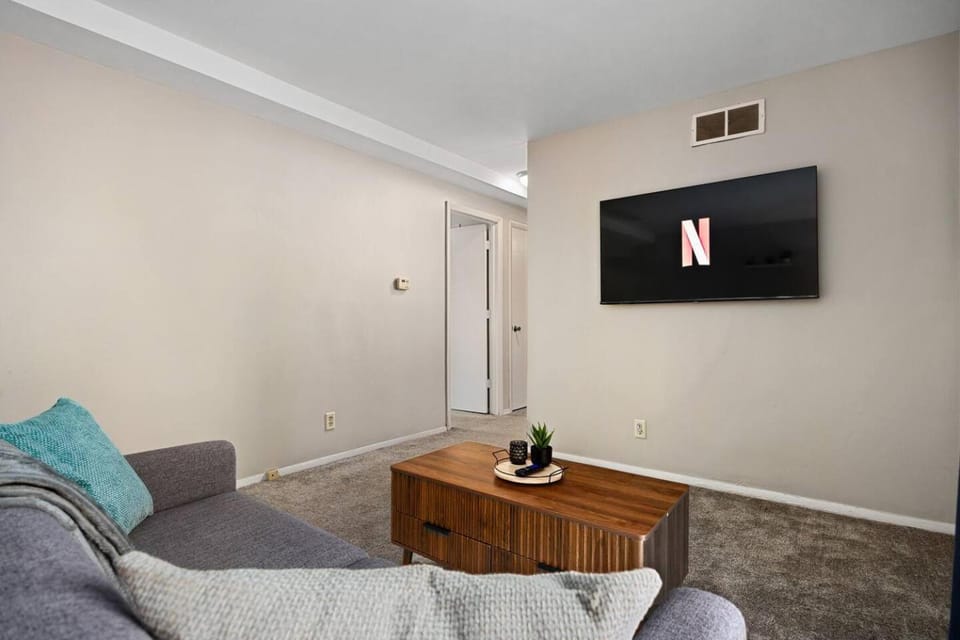 Midterm Stay Gem - Near Downtown with Workspace House in Peoria