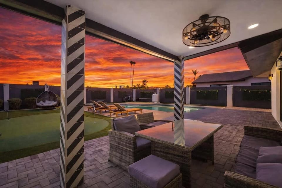 Glimmer-Sparkling Pool & Mini Golf-Near Old Town House in Scottsdale
