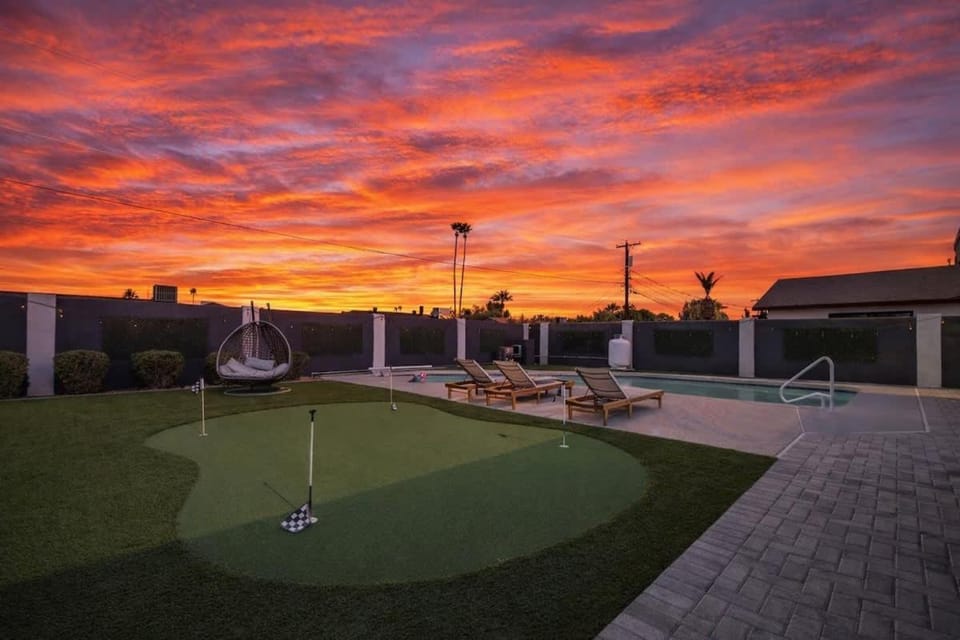 Glimmer-Sparkling Pool & Mini Golf-Near Old Town House in Scottsdale