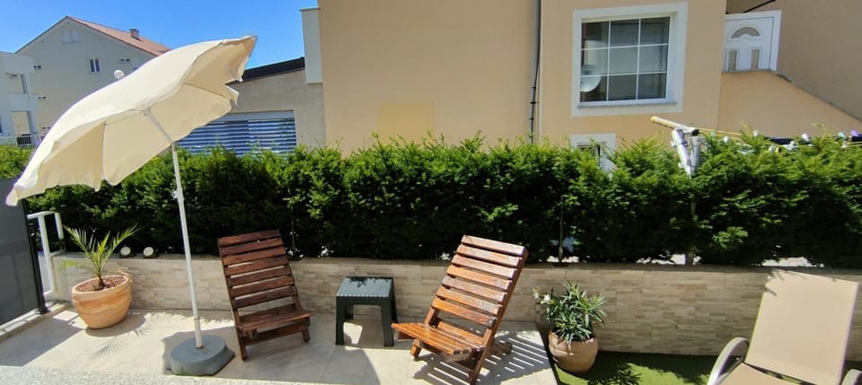 Property building, Garden, Balcony/Terrace, sunbed