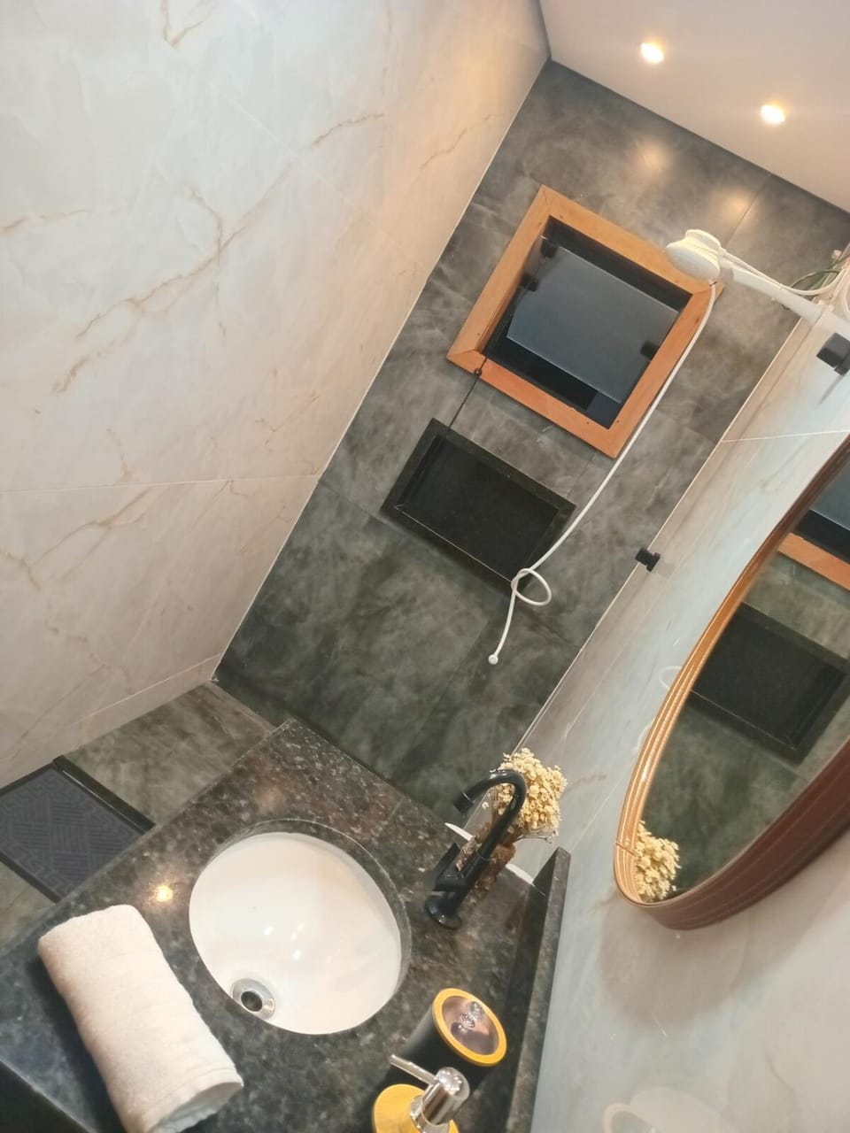 Shower, Toilet, towels