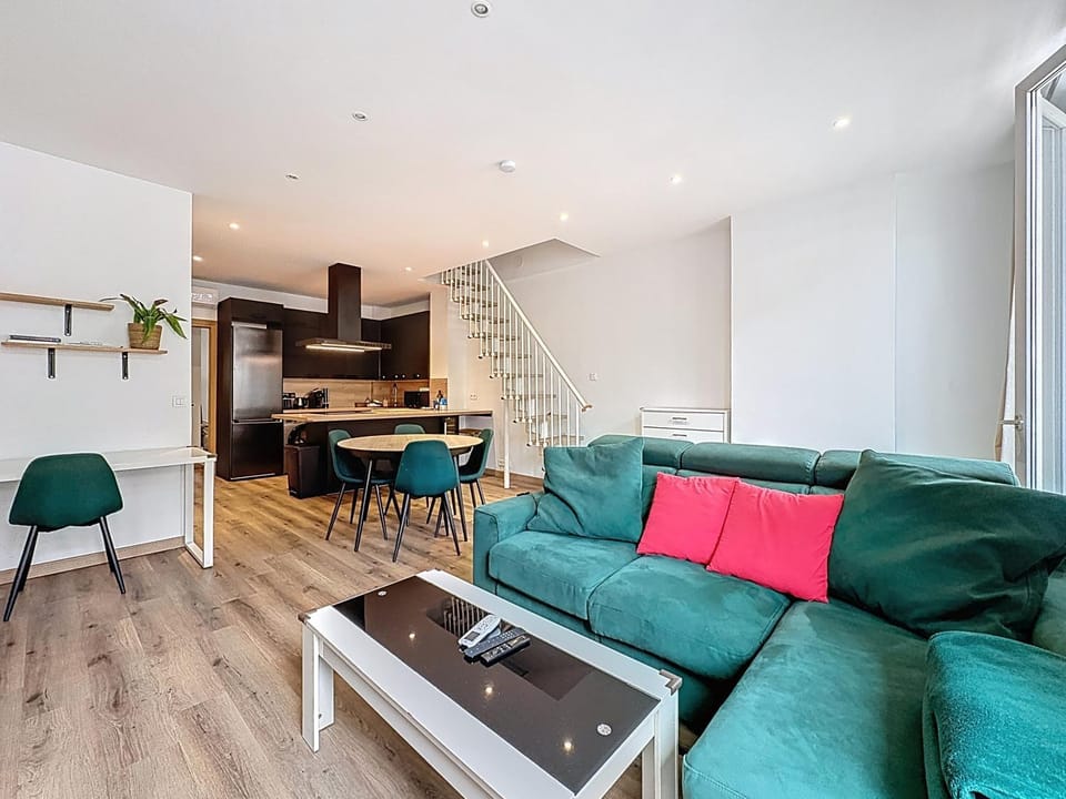 Living room, Seating area, Dining area