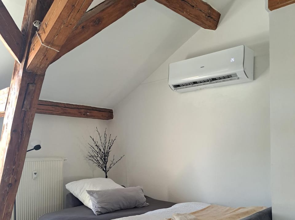 Bedroom, air conditioner