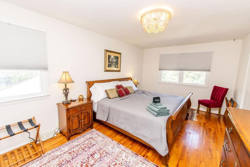 4BR Family Retreat Near Annapolis w Large Yard House in Annapolis