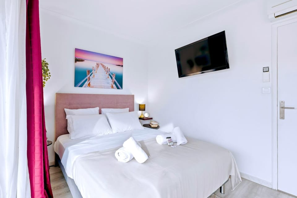 Bed, TV and multimedia, Photo of the whole room, Bedroom, towels