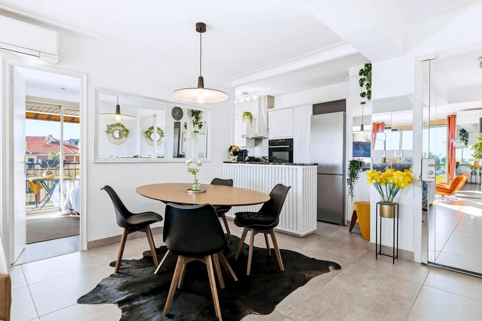 Kitchen or kitchenette, Living room, Dining area