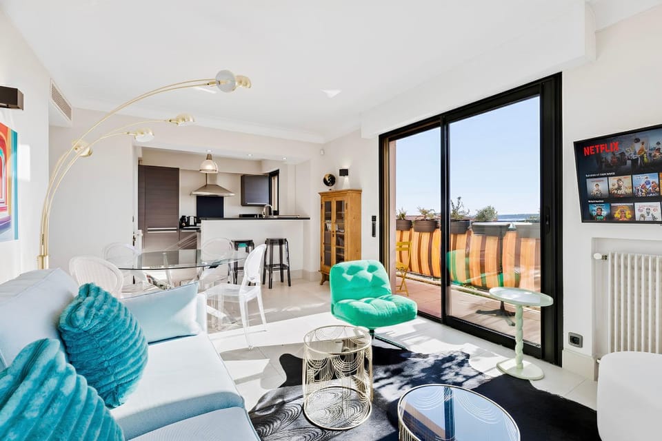 TV and multimedia, Kitchen or kitchenette, Living room, Dining area