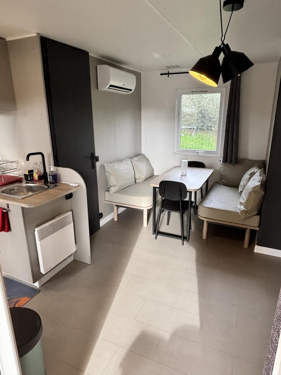 Mobil-home cosy pour 4 pers 2 ch 30m2 soleil et piscine La Crau House in Hyères