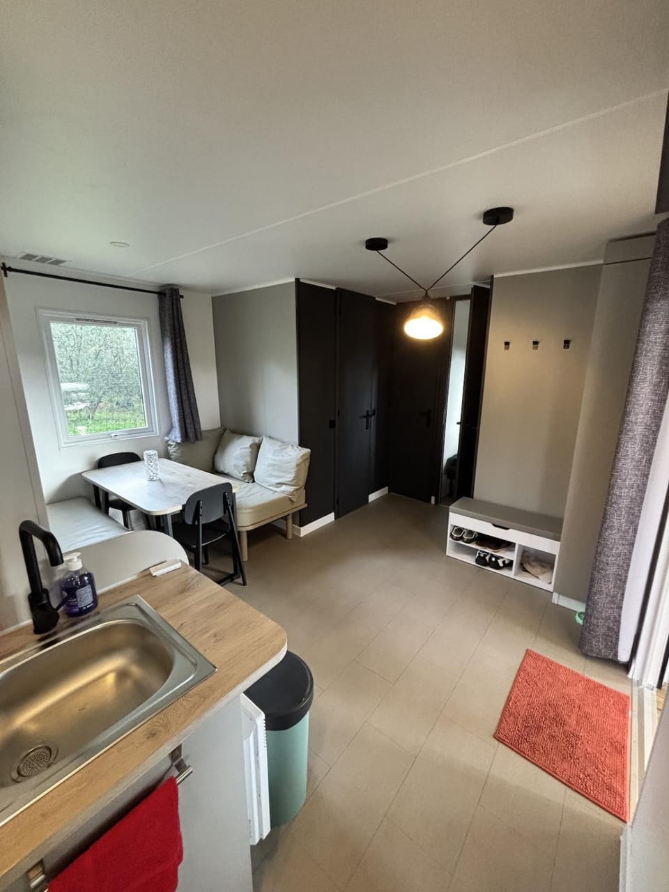 Mobil-home cosy pour 4 pers 2 ch 30m2 soleil et piscine La Crau House in Hyères