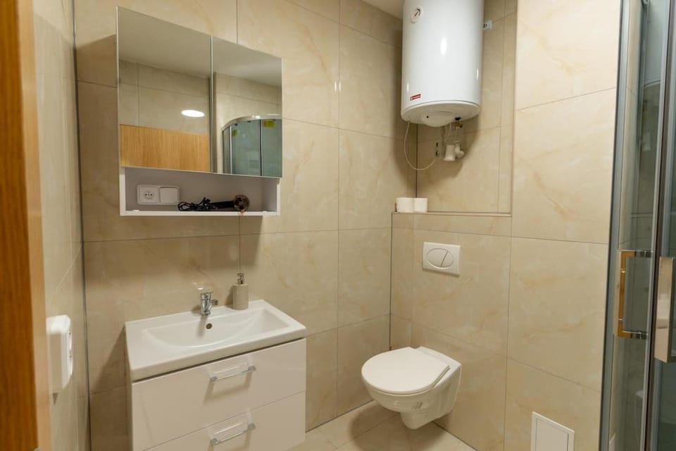 Shower, Toilet, Bathroom, towels