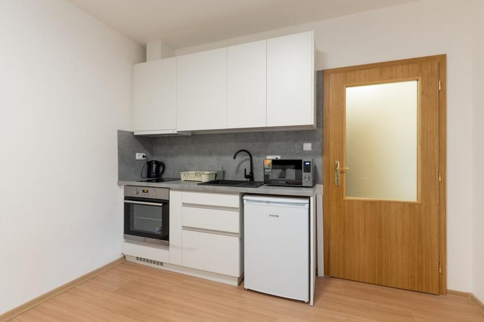 Coffee/tea facilities, Kitchen or kitchenette, oven, stove