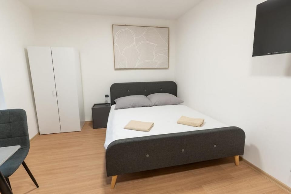 Bed, TV and multimedia, Photo of the whole room, Bedroom, towels, wardrobe