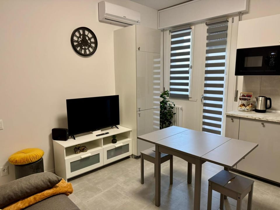 TV and multimedia, Balcony/Terrace, Dining area, air conditioner