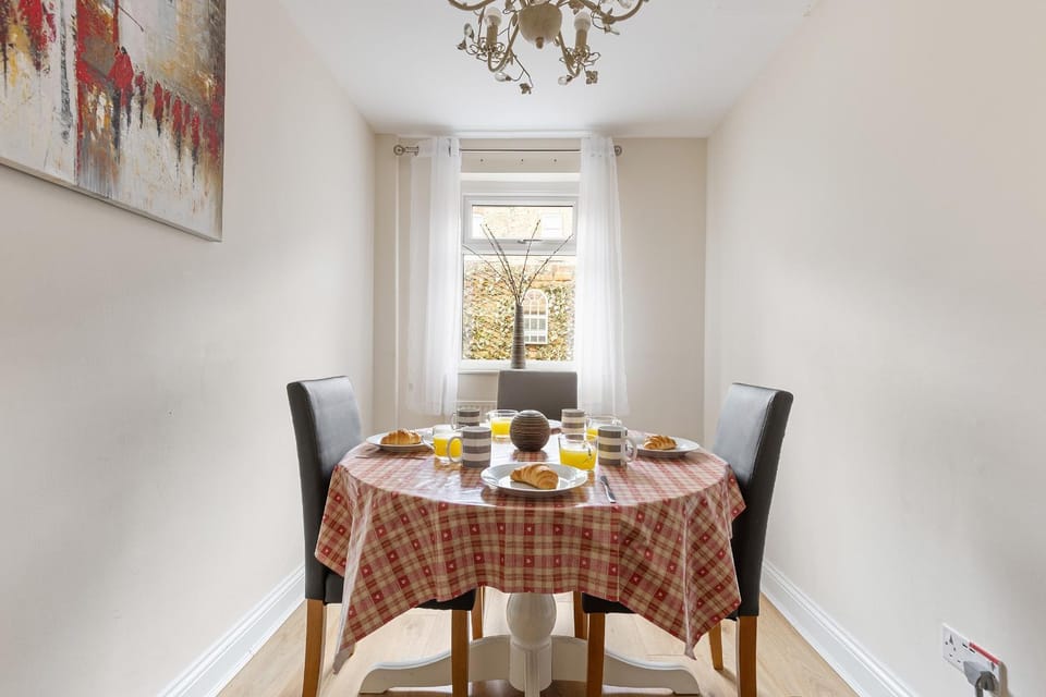 Seating area, Dining area, Food