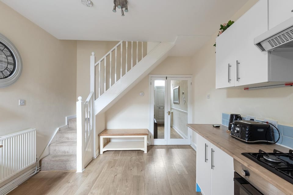 Kitchen or kitchenette, pet friendly, stove, toaster
