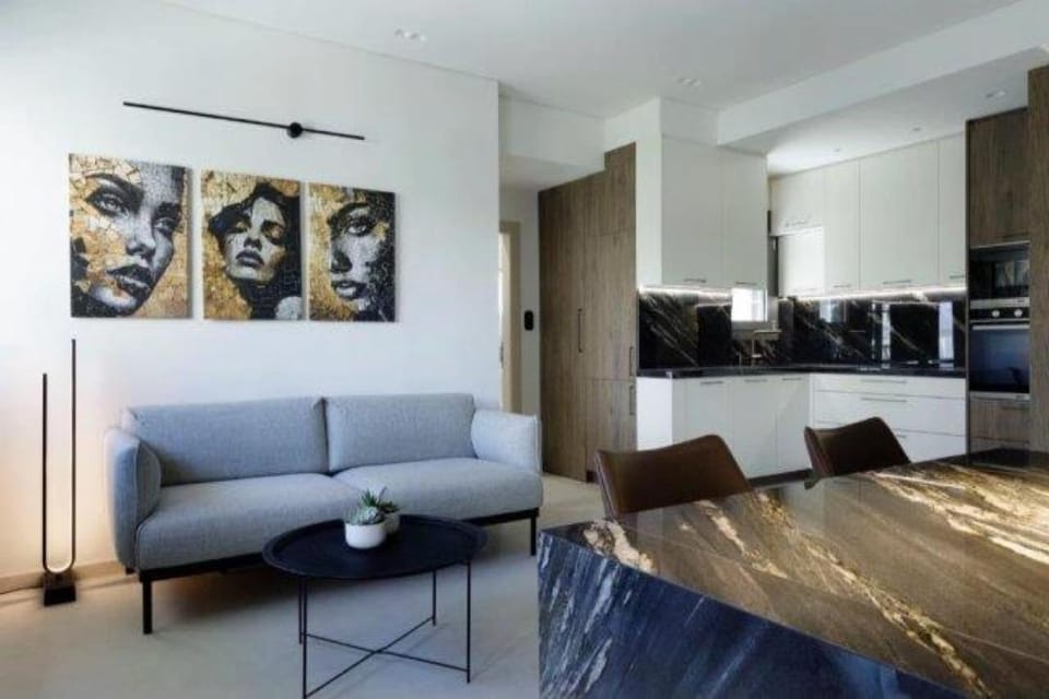 Plaza Luxury Suite, 2' from Metro, 5' from Piraeus Apartment in Piraeus Regional Unit, Greece
