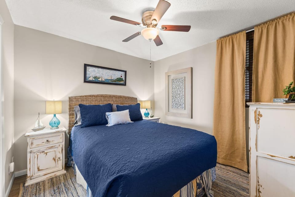 Beachfront! Balcony Views! Pools and Beach Access Apartment in Panama City Beach
