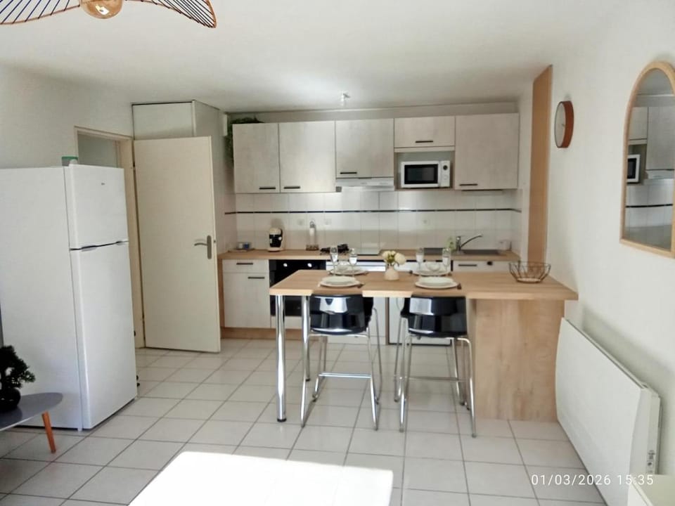 Kitchen or kitchenette, Dining area, dishwasher, minibar, oven, stove, toaster