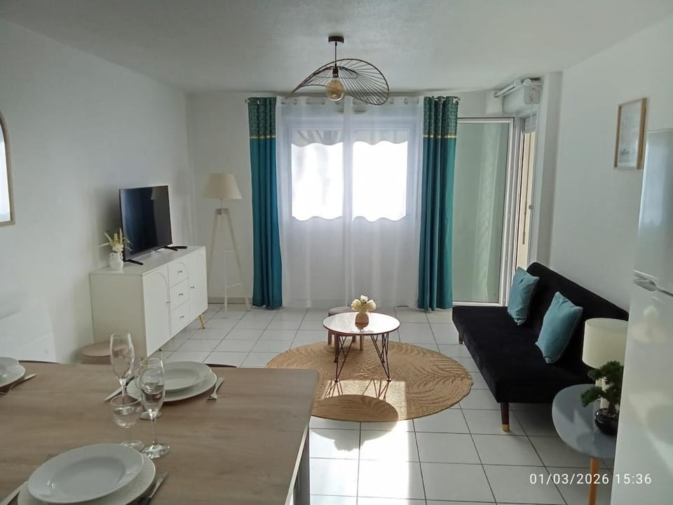 Communal lounge/ TV room, TV and multimedia, Living room, Dining area