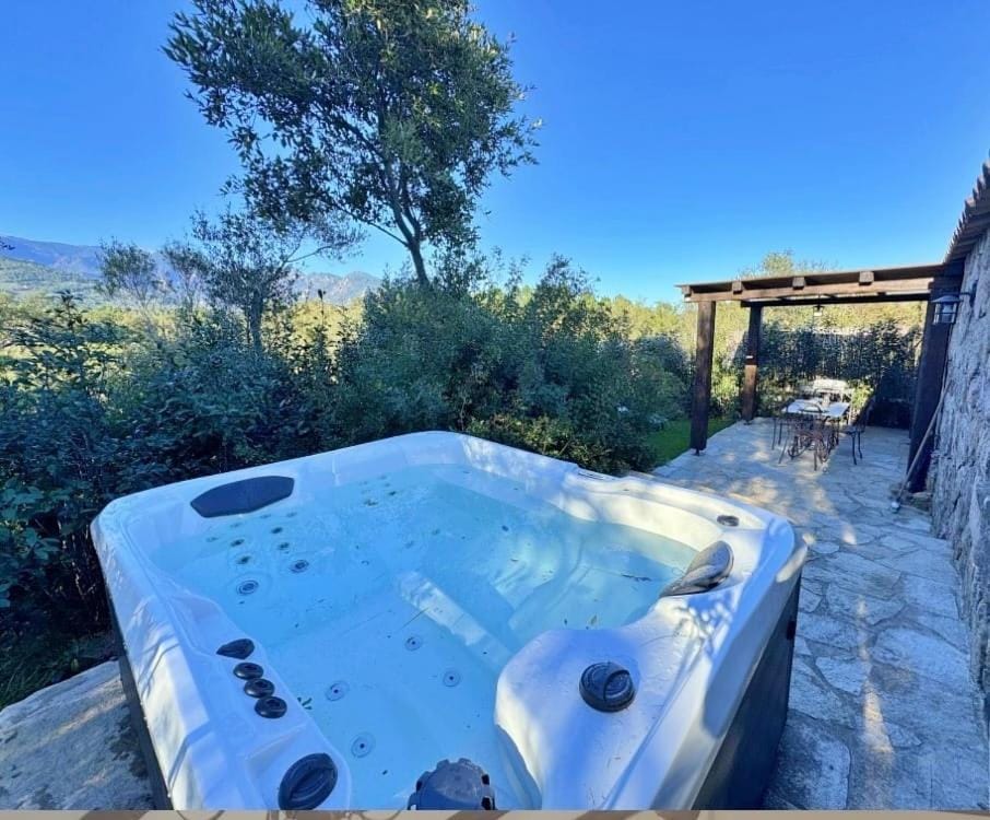 Casa Felice, Bergerie en pierre, jacuzzi, jardin Villa in Zonza