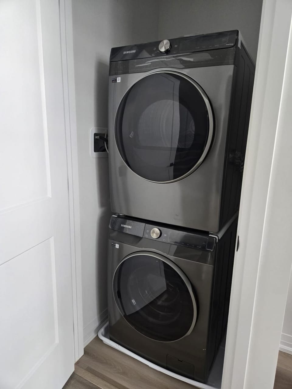 Modern 3BR FriendlyTown Home Apartment in Brant