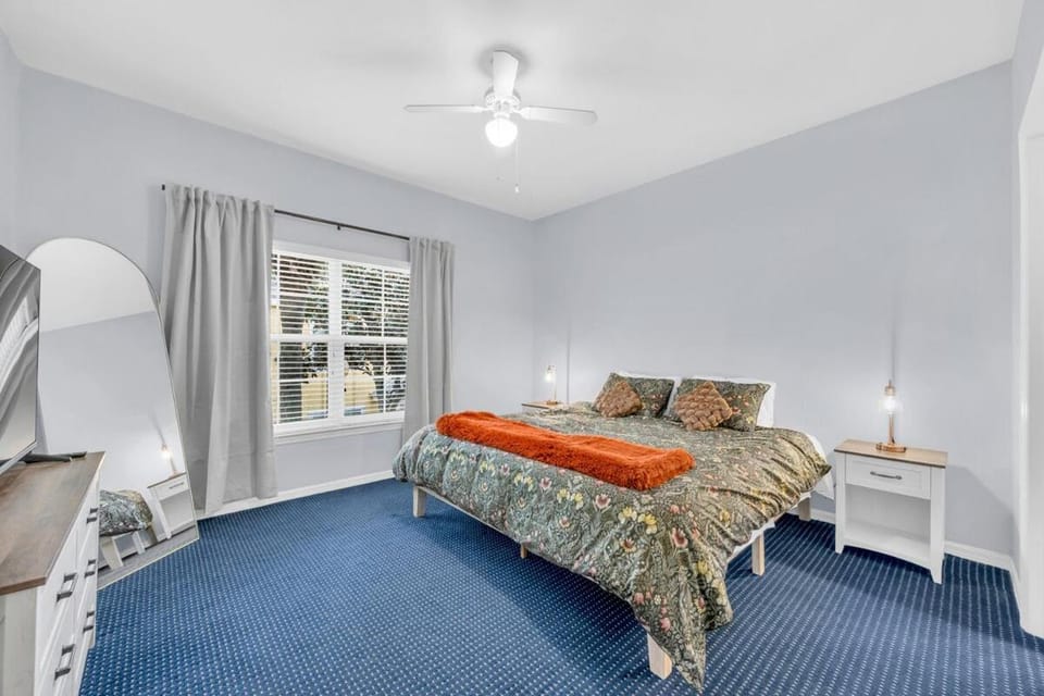 Bed, TV and multimedia, Bedroom