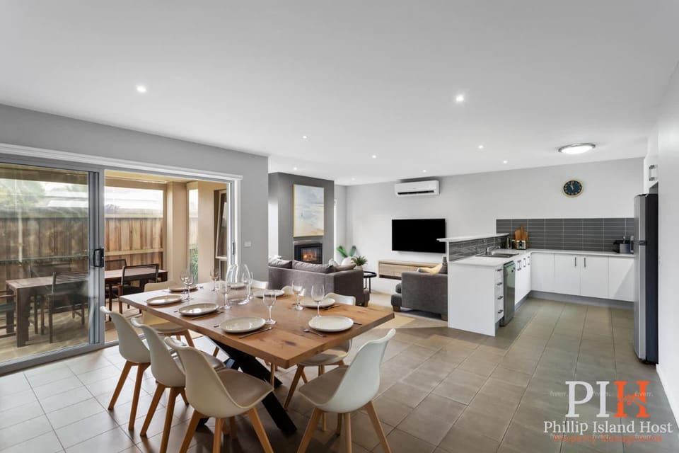 Townhouse with Shared Pool in Cowes House in Cowes