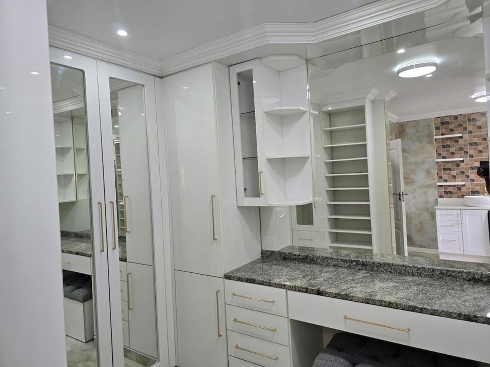 Charming Studio in Golden Triangle Apartment in Harare