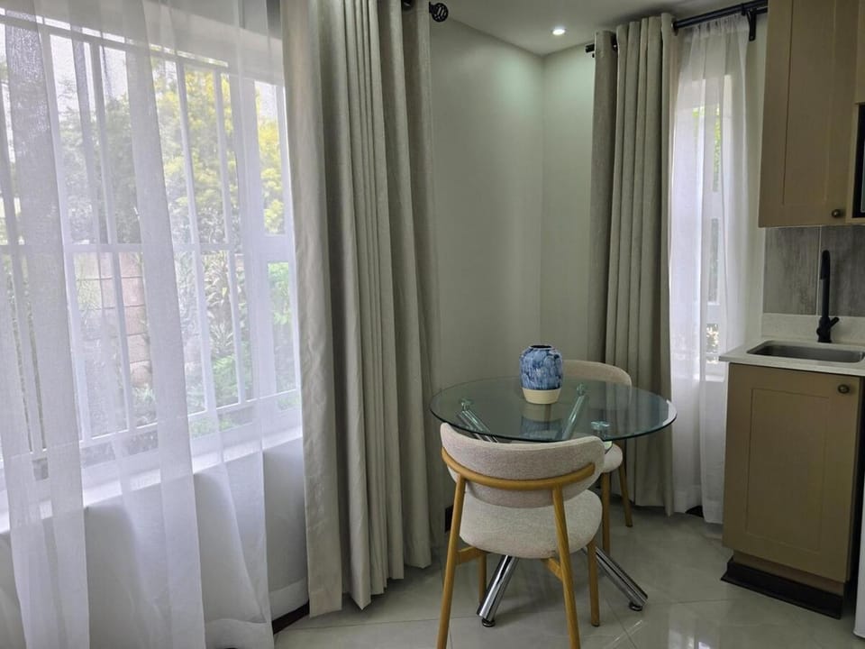 Charming Studio in Golden Triangle Apartment in Harare